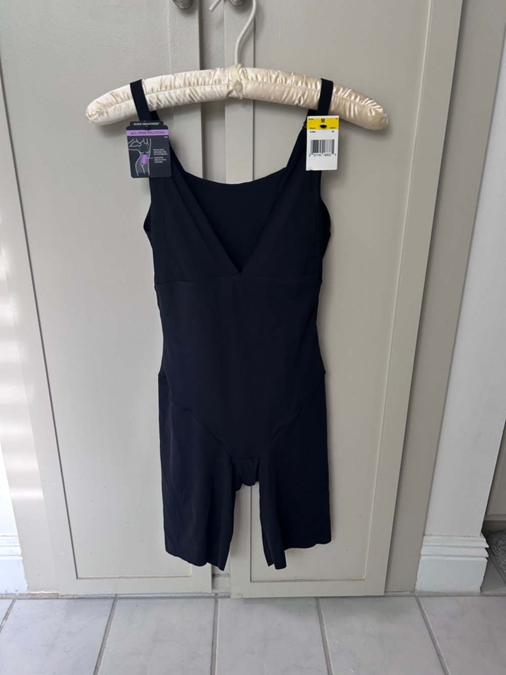 Maidenform Sleek Smoothers Shapewear size MED, NWT - Sleeveless V-Neck